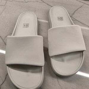 Lululemon Restfeel Slide in Bone Size 10